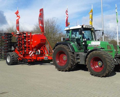 Fendt 818 Vario mit einer Drillmaschine der Firma Horsch, Modell Pronto 6 AS PPF, am Tag der Abholung