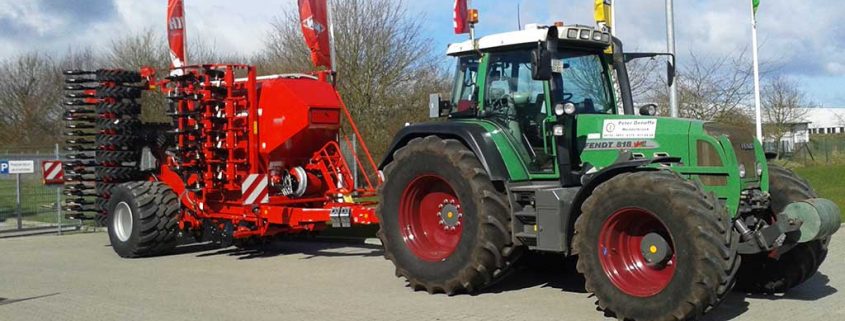 Fendt 818 Vario mit einer Drillmaschine der Firma Horsch, Modell Pronto 6 AS PPF, am Tag der Abholung